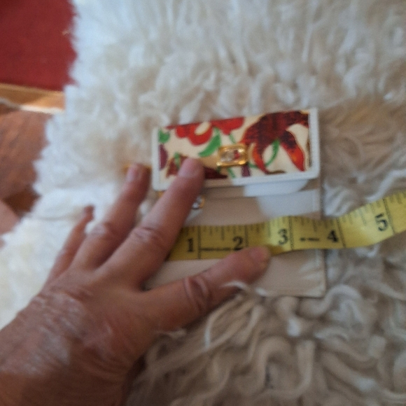 “Gucci Flora 6-Key Holder White Leather Floral Canvas Key Case” - Picture 8 of 9